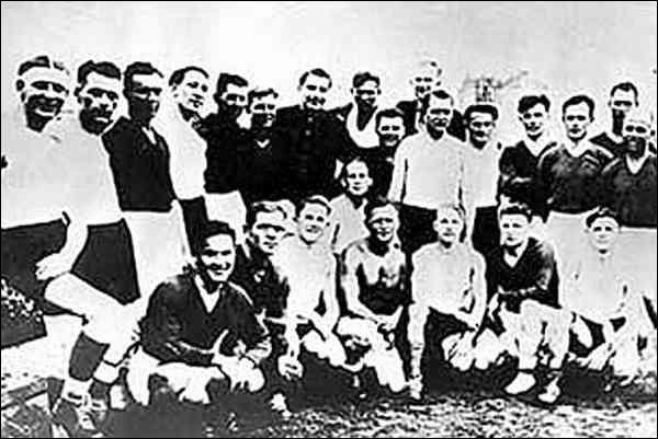 Общее фото футболистов "Старта" и "Флакелфа" после матча 9 августа. Игроки обеих команд стоят, обнявшись.